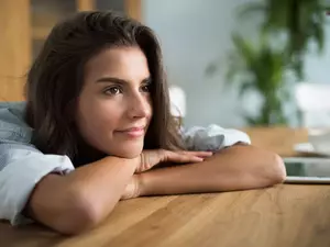 Femme réfléchissant sur elle avec l'ennéagramme